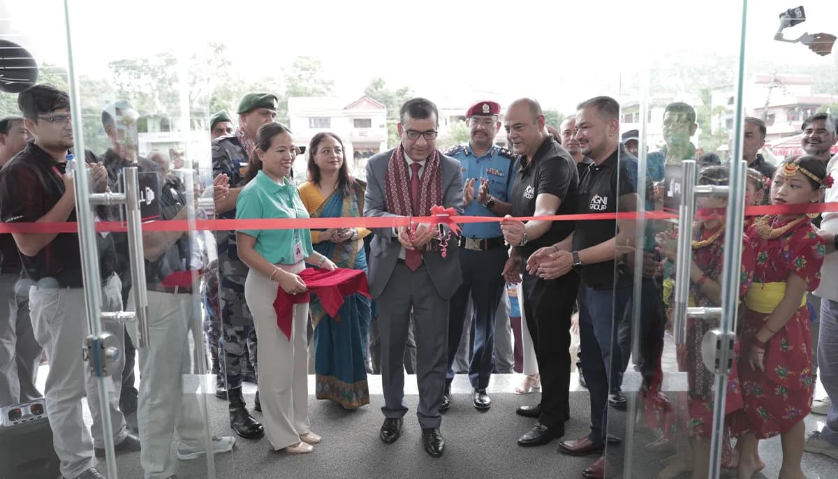 Cabinet Shrestha cutting the ribbon at the Hetauda opening